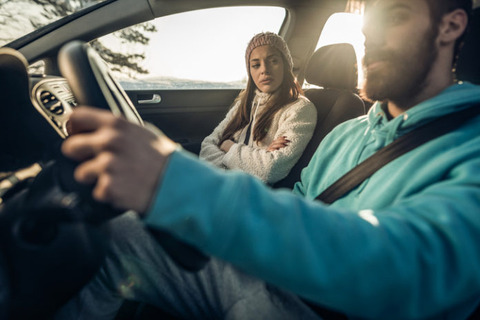 車運転中のワイ「ピヒュイー♪(口笛を吹く音)」 助手席トッモ「おい」