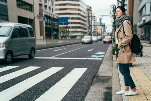 歩行者横断歩道渡るか