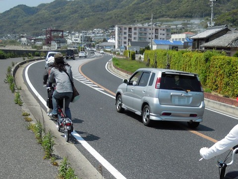 自転車乗ってて車に追い抜かれる時