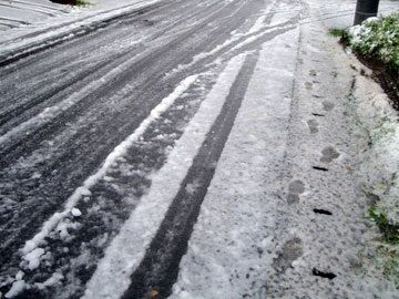 うっすら雪が積もった位でチンタラ運転してる奴ｗｗｗｗｗｗ