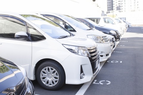 マンションの空き駐車場に車を停める