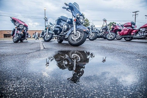 車を買う金はあるのになぜか雨の日もカッパを着てバイク一本で生活しているおじさんの正体