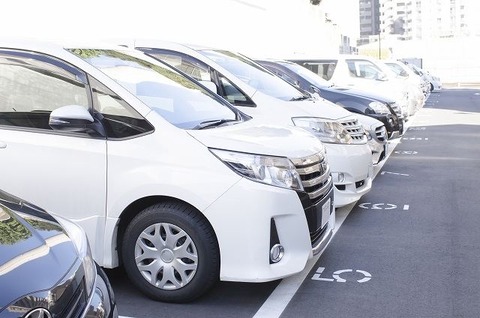 ミニバンで狭い駐車場に入れる