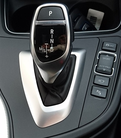 車のシフトレバー2