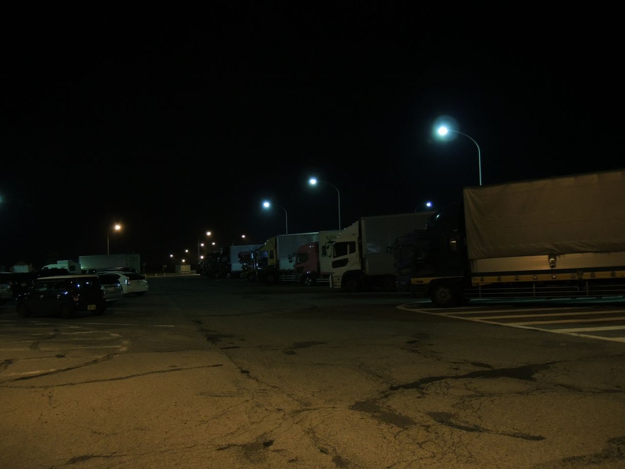 深夜のサービスエリアの雰囲気は別格ｗｗｗｗ 車速報