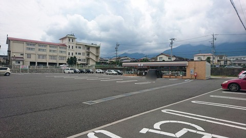 田舎のコンビニでバック駐車