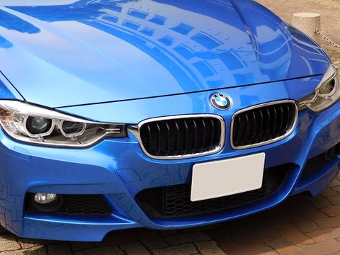 白いBMWと青いBMWと赤いBMWで迷ってる。どれが一番素敵だと思う？