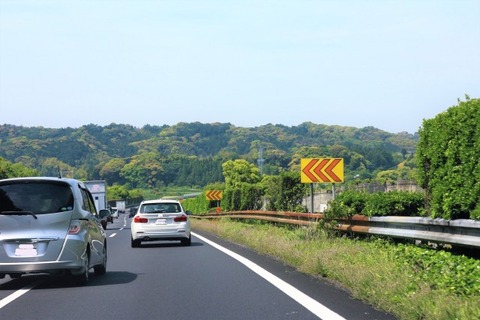 同一方向に進行しながら進路変更する場合の合図の時期