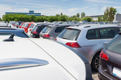 「売れ残った新車」と「一度は売れた中古車」ならどっちを選ぶ？