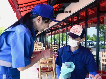 【交通安全】家族の写真を見てあおり運転防止。愛知県警がドライバーにフォトケース配布