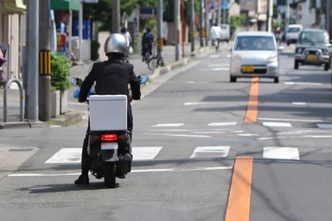 信号待ちで一番前に出ます