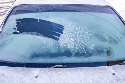 車のフロントガラスが凍ってた