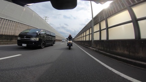 バイクで車線の真ん中走ってる