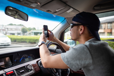 スマホ見ながら運転