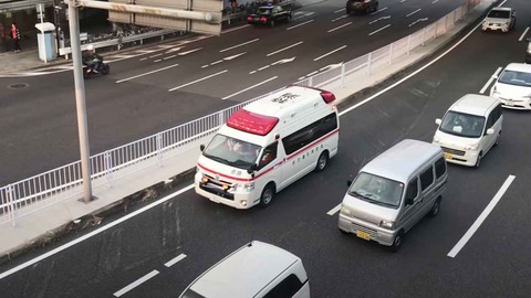 救急車が通る時端に寄せて止まって