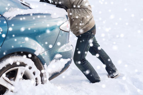 雪で動かない車を皆で押した経験