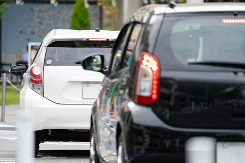 信号青なのに進まない車に対して