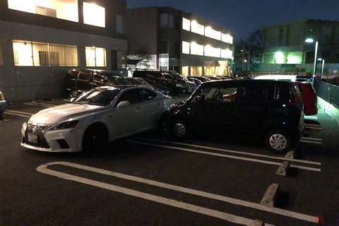 契約駐車場に知らん車が停まってた