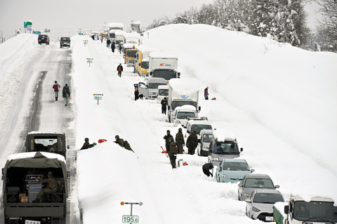 大雪で渋滞