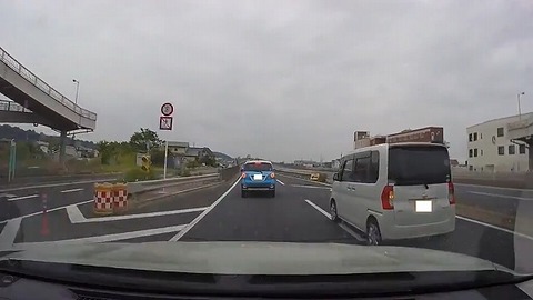 車線減少だから少し割り込み気味に車線変更