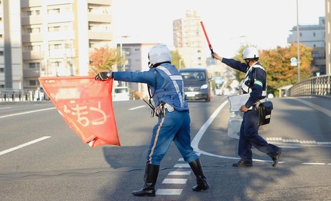 車乗り「隠れて取締するな！」警察「じゃあ見えるとこに立っとくわ」→結果ｗｗｗｗｗ