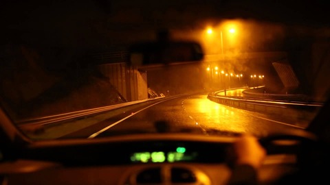 夜の雨降りの運転