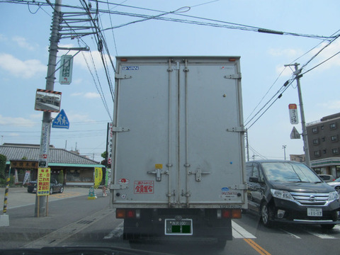 トラックのせいで信号が見えない