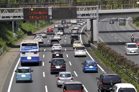 ワイトラックドライバーお盆休み明けから高速道路に乗った瞬間からイライラで草