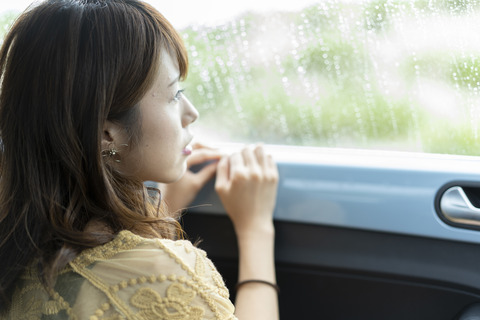 雨の日に車に乗る