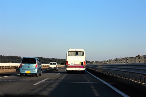 運転中ワイ「高速はやっぱ快適だなあ…ん？」