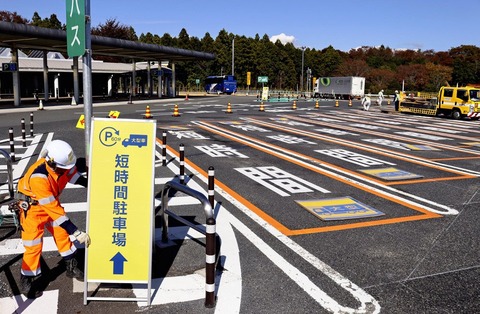 高速SAからあふれ出し、トラックの路肩駐車が常態化…「短時間駐車場」を設け対策検証へ