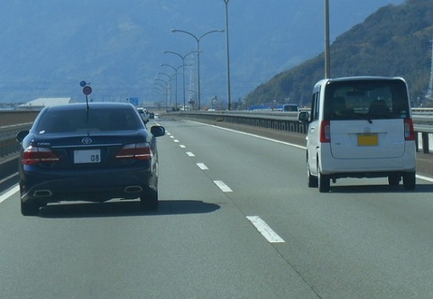 軽自動車が高速で右車線走ってる