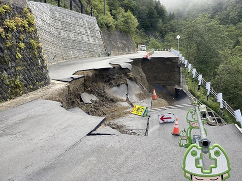 【悲報】岐阜県「ハァハァ…崩落した道路を2年かけて直したぞ！」→開通前日にまた崩落