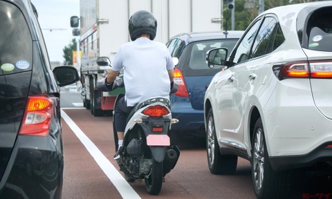 原付ぼく「………ﾌﾞﾛﾛﾛ(時速25kmぐらい)」後ろの車「ﾌﾞｩｩｩﾝ！(追い越したらすぐ信号に引っかかる)」