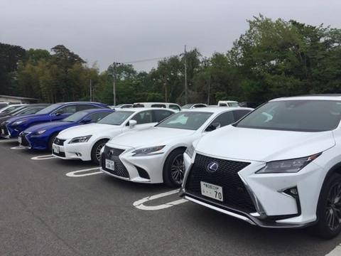 月極に止まってる高級車