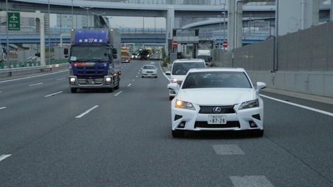 車線変更する時ってウィンカー出して