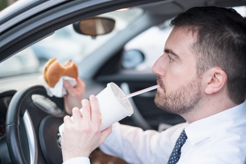 おにぎりを食べながら車を運転