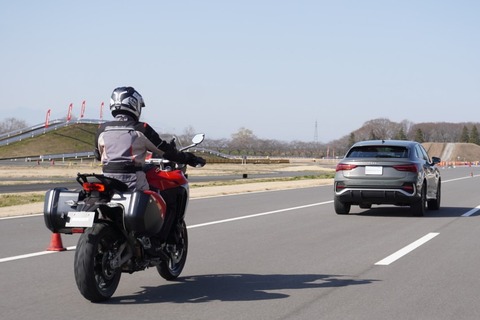 バイカー「今の車怖っ！車間距離2メートルないくらいまで詰められた」バイカー「おっ前の車赤信号で止まったな（車間距離50cm）」←これ