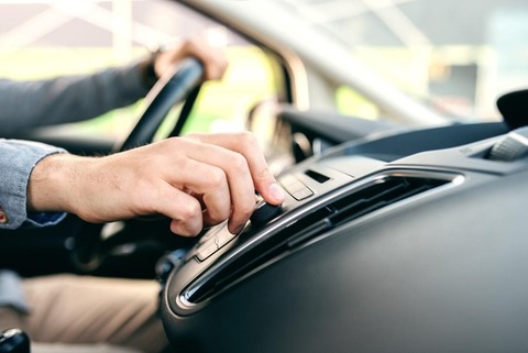 おまえらって運転中に音楽とかかけるタイプ？？