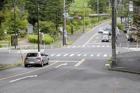 信号が青に変わったことに前の車が気づかず