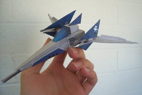 Starfox_Papercraft_Arwing_by_The_cake_is_a_spy-600x400