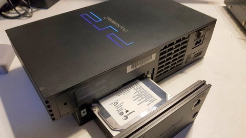 PS2のHDDを限界突破させるの巻。非純正アダプターでSSD化 : 魔王