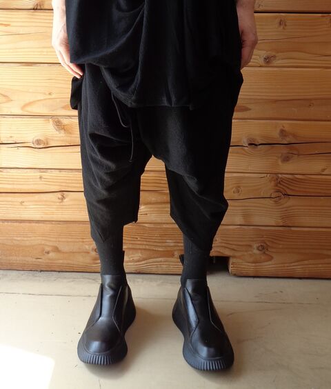 ユリウス　697PAM9 名作シャーリングドレープサルエルパンツ　ブラック JULIUS[ユリウス] / GORDINI Shirring Crotch Cropped Pants