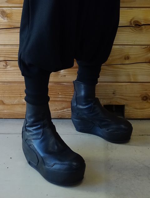 JULIUS 本革 インヒール ジップアップ プリズム アルゴノミクス