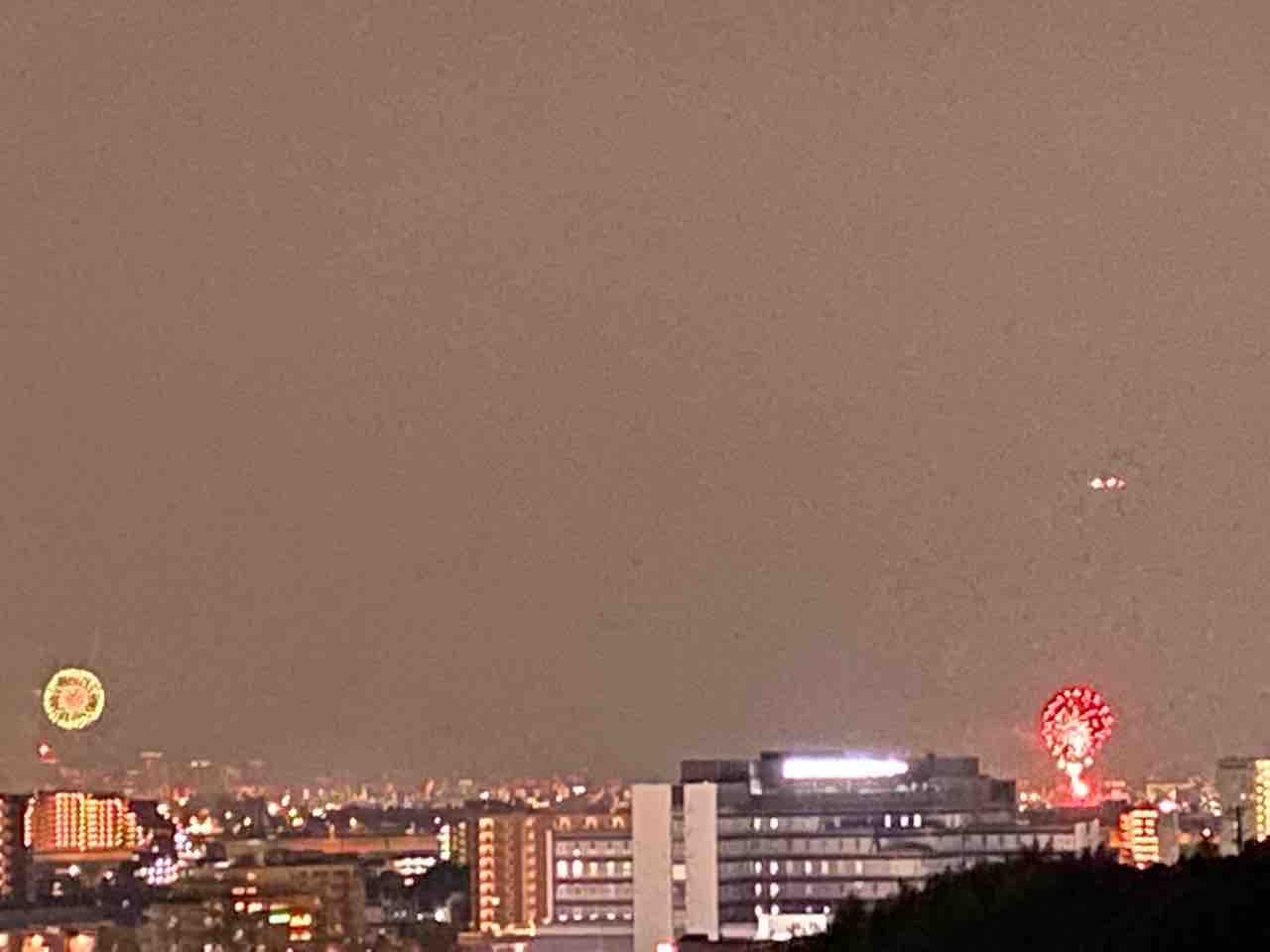 花火と花火と飛行機と 半身の月