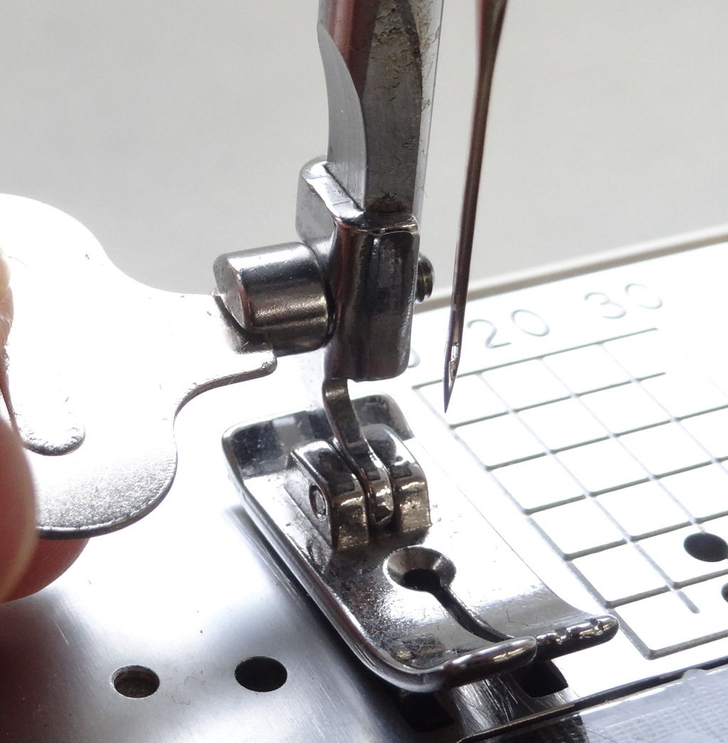 ジッパー押エの取り付け方 ミシンの知っ得 しっとく