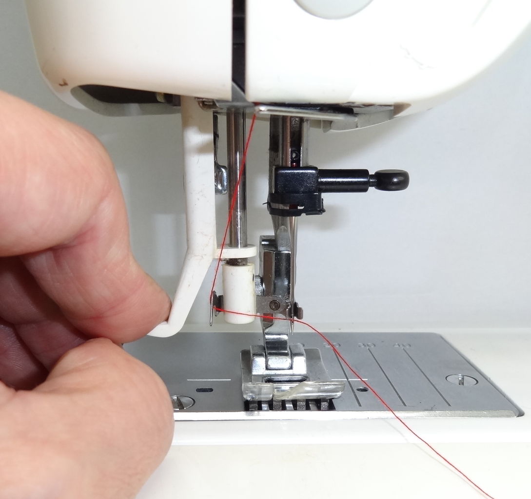 ミシン針に糸を通すのが簡単にできる針があります ミシンの知っ得 しっとく