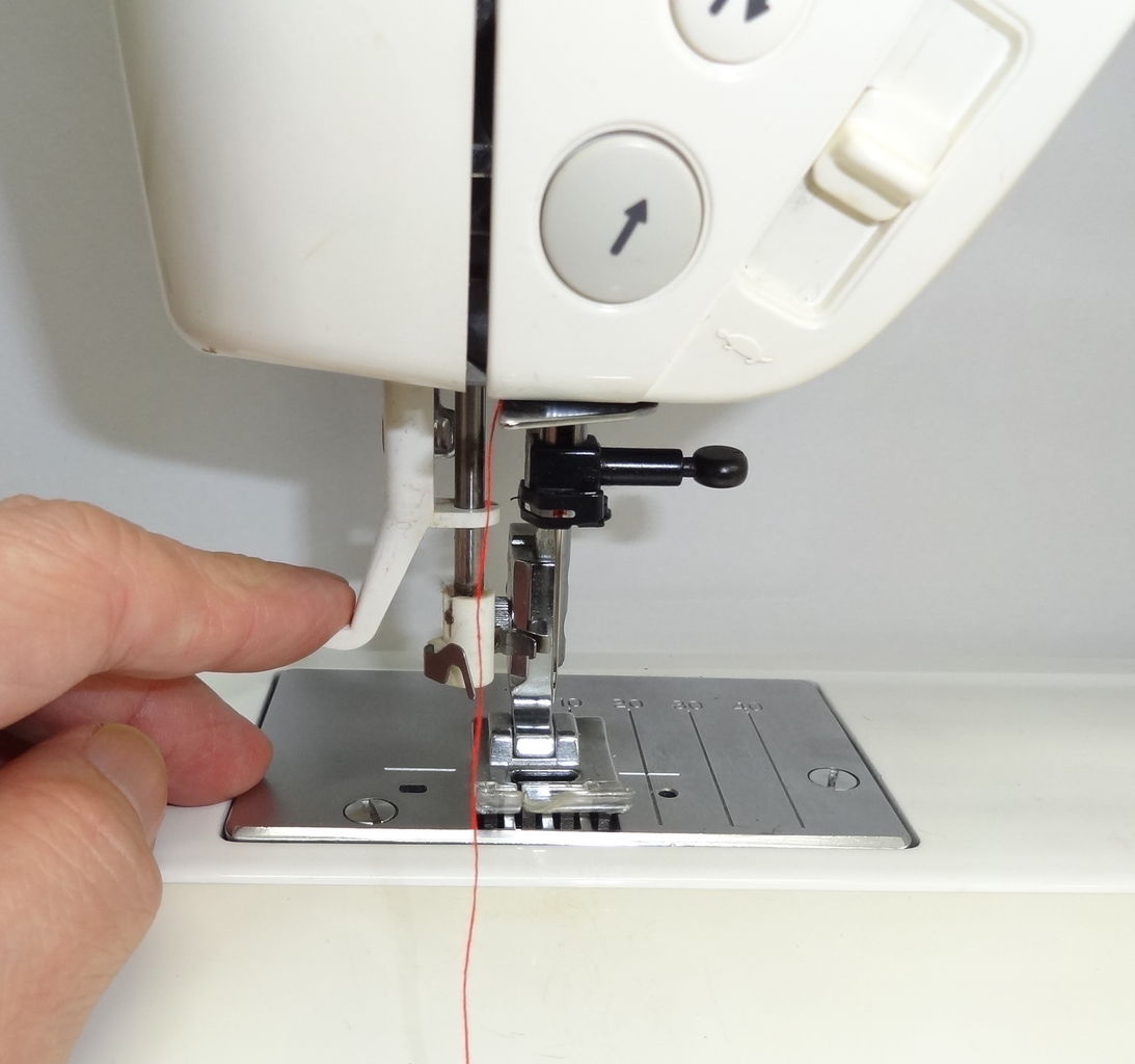 ミシン針に糸を通すのが簡単にできる針があります ミシンの知っ得 しっとく