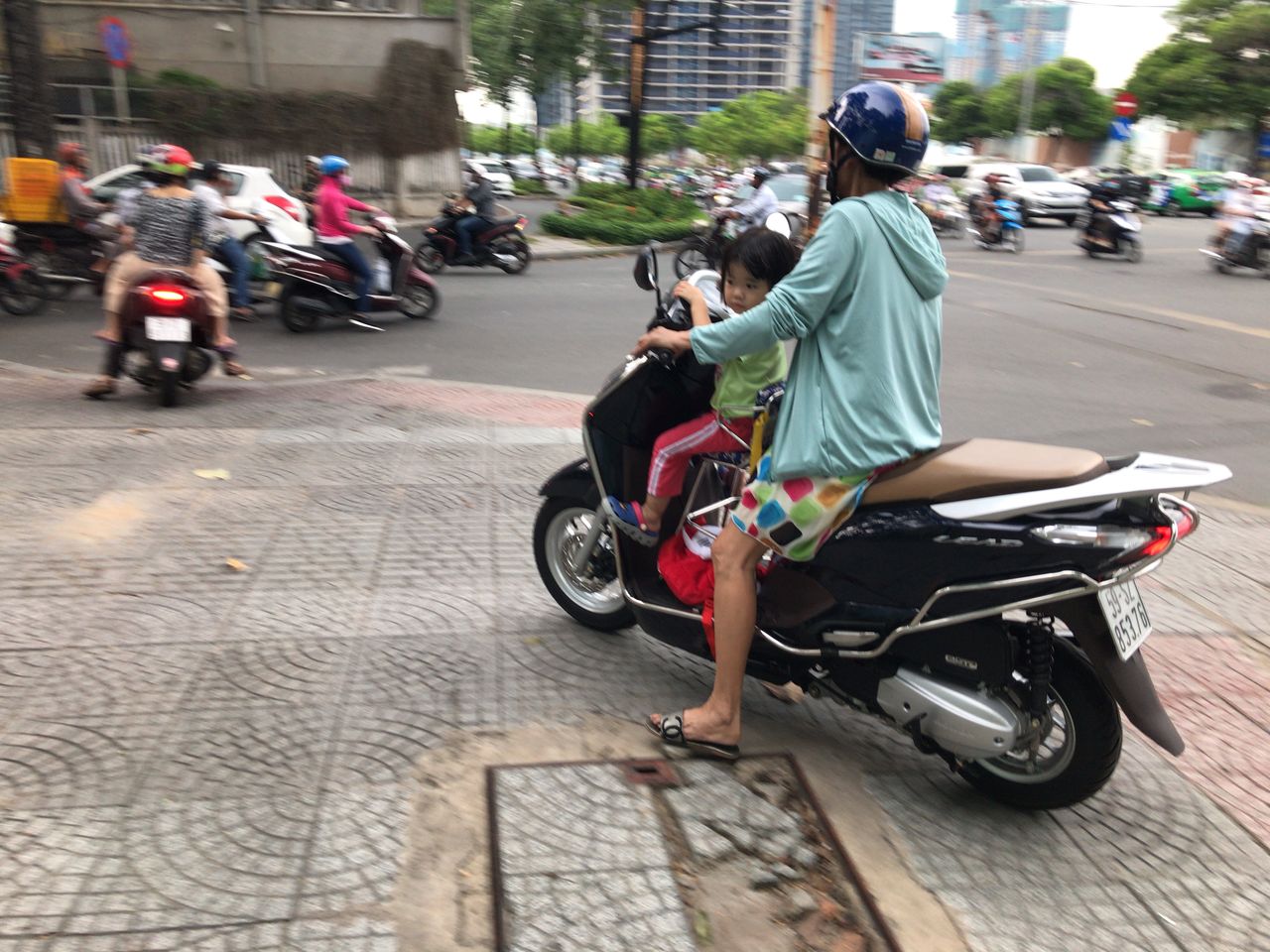 夫婦でずっとベトナム暮らし バイクにもありまーす 子供用補助 Ho筆