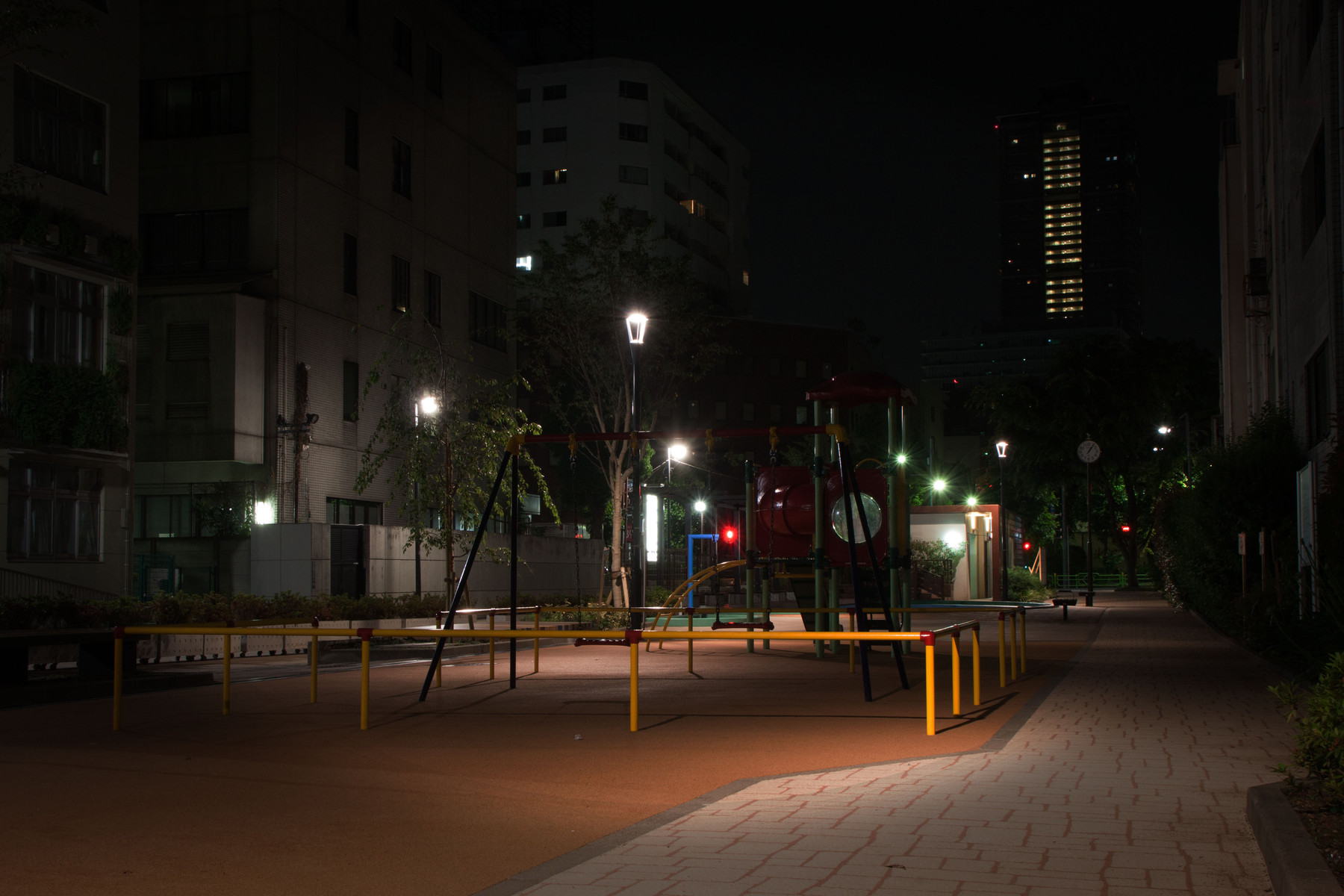 都会の夜の公園 あなたに見せたい景色があります